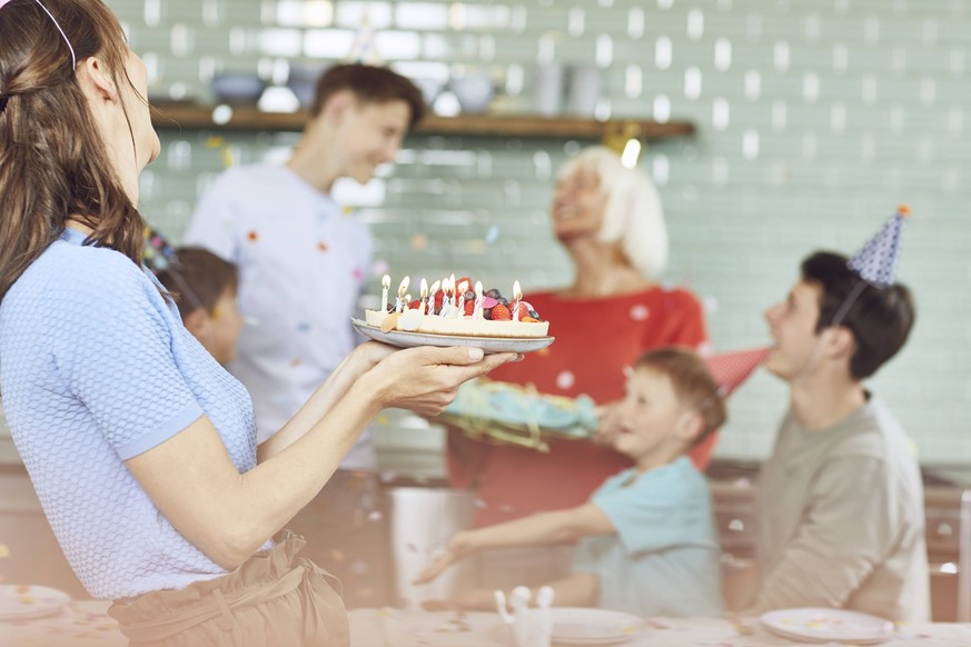 Mother and sons celebrating grandmother s bithday in their kitchen model released Symbolfoto property released PUBLICATIONxINxGERxSUIxAUTxHUNxONLY MCF00206