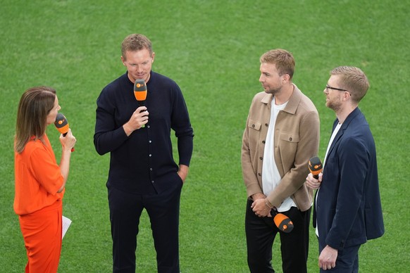 29.06.2024, Nordrhein-Westfalen, Dortmund: Fu�ball, UEFA Euro 2024, EM, Deutschland - D�nemark, Finalrunde, Achtelfinale, Stadion Dortmund, ZDF-Moderatorin Katrin M�ller-Hohenstein (l), und die beiden ...