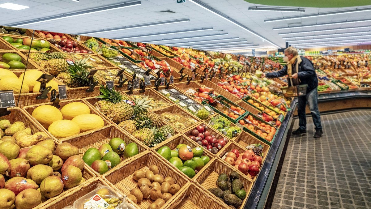 Lebensmittel einkaufen im Supermarkt, Kunde am Obst- und Gem