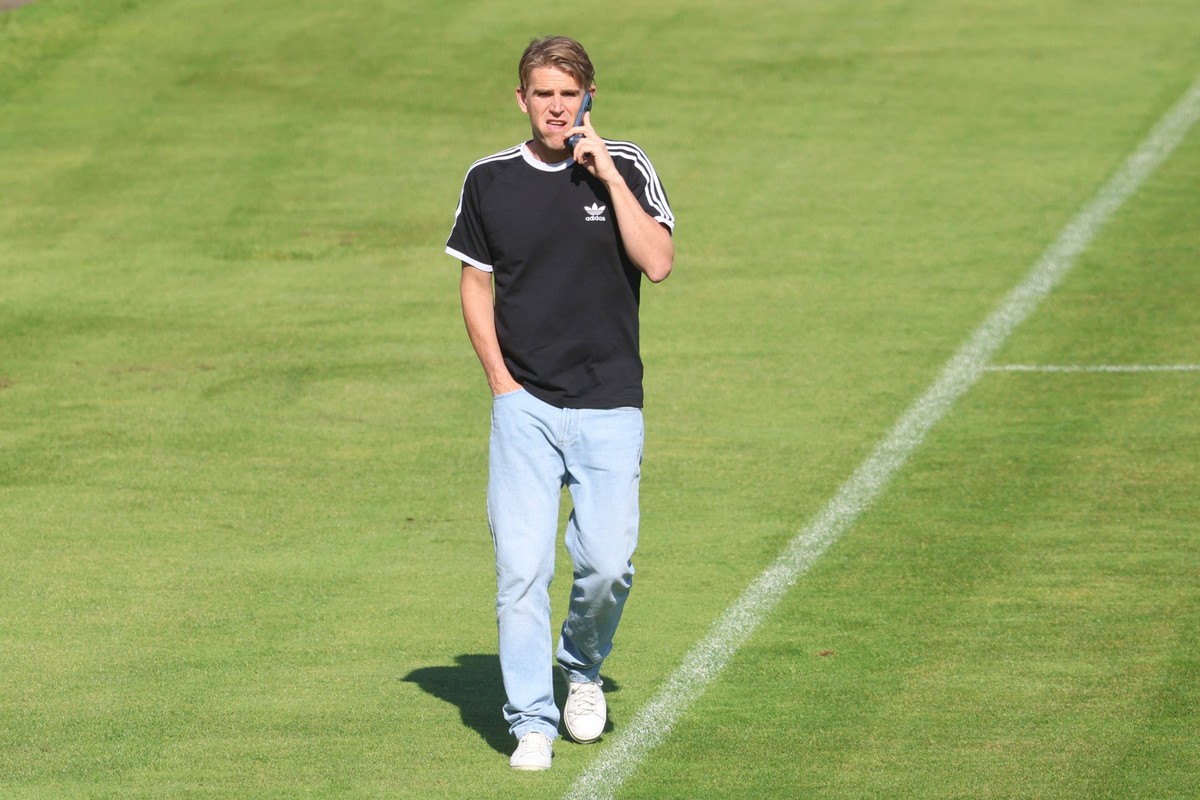 Sportdirektor Christoph Freund, telefoniert, Rasen, Portraet, Portrait, Fussball / FC Bayern M�nchen / Training an der S�benerstrasse / 12.08.2025 / FOTO: Mladen Lackovic / LakoPress *** Sports Direct ...