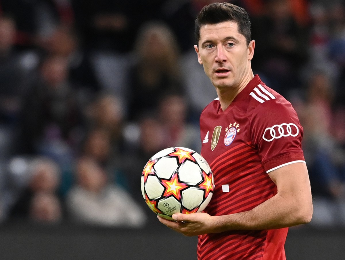 ARCHIV - 29.09.2021, Bayern, M�nchen: Fu�ball: Champions League, Bayern M�nchen - Dynamo Kiew, Gruppenphase, Gruppe E, 2. Spieltag in der Allianz Arena. M�nchens Robert Lewandowski bereitet sich auf e ...