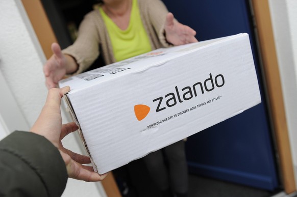 Zalando Paket wird in Empfang genommen,Online-Versandhaendler fuer Schuhe und Mode. *** Zalando package will be received online mail-order shoe and fashion retailer