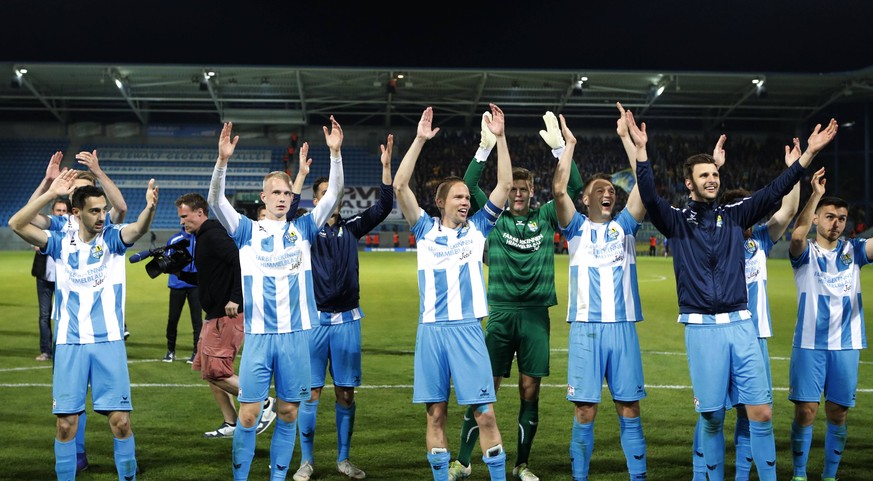 Sachsenpokal, Halbfinale 24.04.2019, Chemnitz, Stadion an der Gellertstrasse, Fussball, Sachsenpokal, Halbfinale Chemnitzer FC vs. 1. FC Lok Leipzig CFC-Mannschaft jubelt in der Fankurve Chemnitz Sach ...