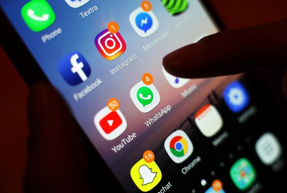 ILLUSTRATION - 03.01.2018, Gro�britannien, ---: Ein Blick auf ein Handy mit den verschiedenen Social Media Apps, wie Facebook, Instagram, WhatsApp. (zu dpa: �Studie: Mehrheit erkennt Gefahr von Desinf ...