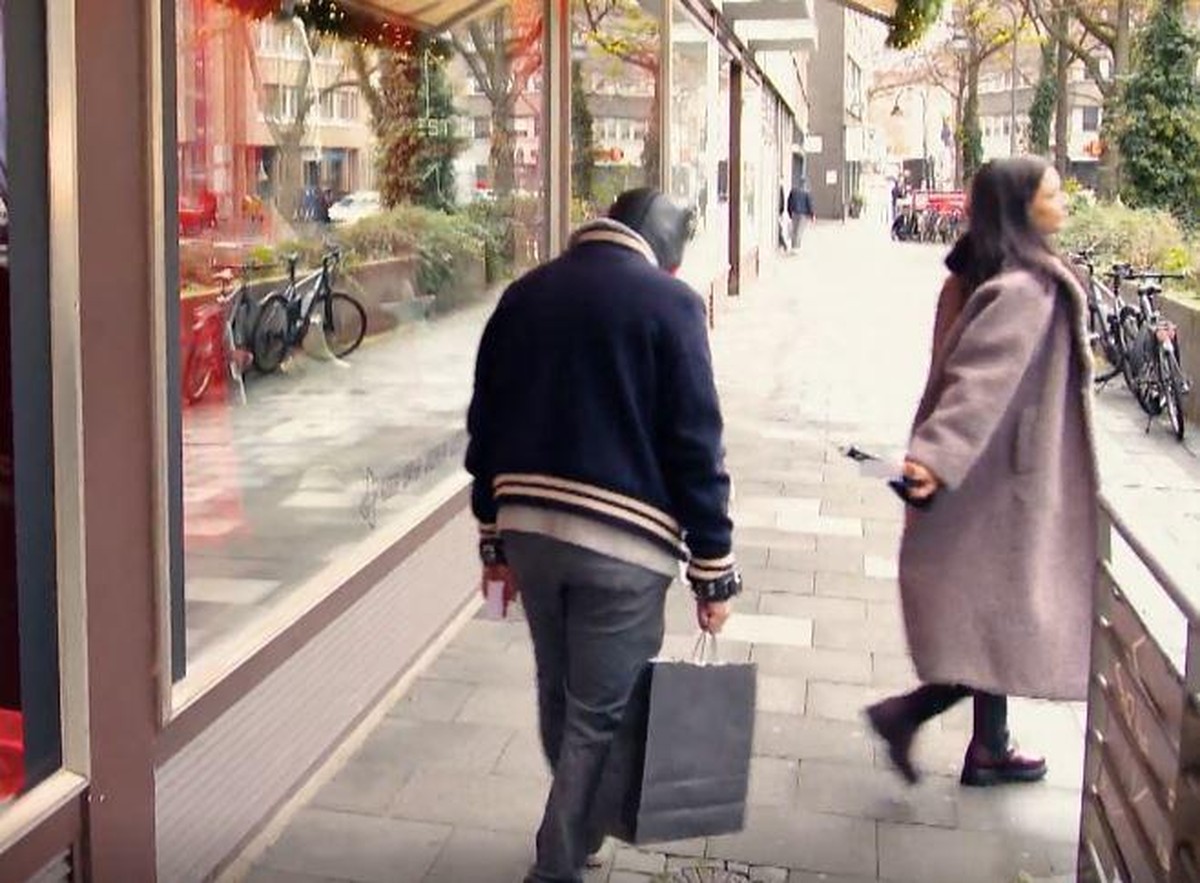 Vorne Amira Pocher, hinten Olli mit Maske und zwischen den beiden die Leine.