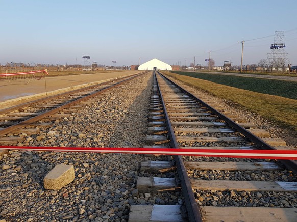 Die Gleise in Auschwitz, bereits für die Festlichkeiten zum Gedenken der Befreiung des Lagers vorbereitet.