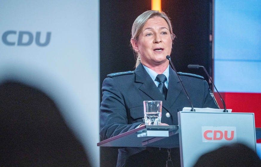 17.06.2023, Berlin: Claudia Pechstein, Olympiasiegerin im Eissschnelllauf, spricht in ihrer Uniform als Bundespolizistin beim CDU-Grundsatzkonvent. Das neue Grundsatzprogramm soll bei einem Bundespart ...