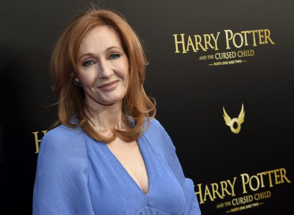 ARCHIV - 22.04.2018, USA, New York: Die Autorin J.K. Rowling kommt zur Premiere des Theaterst�cks &quot;Harry Potter and the Cursed Child&quot; (&quot;Harry Potter und das verwunschene Kind&quot;) ins ...