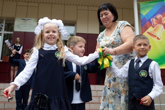 Eine Zeremonie zum "Knowledge Day", dem Feiertag zu Einschulung, in Lugansk. 