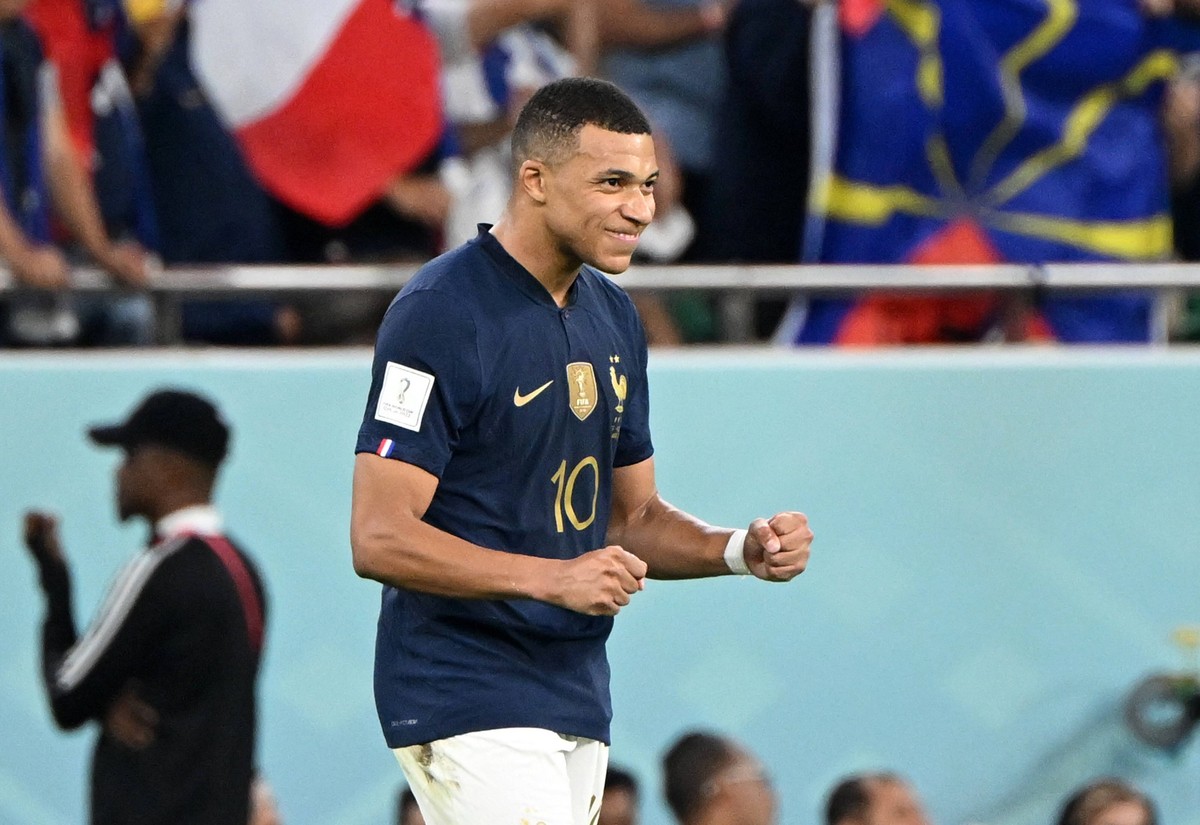 Fussball, Herren, Saison 2022/23, WM in Katar, Achtelfinale, Frankreich - Polen im Al Thumama Stadium in Doha, Kylian Mbappe Frankreich, Jubel nach Tor zum 2:0, 04.12. 2022, *** Football, men, season ...