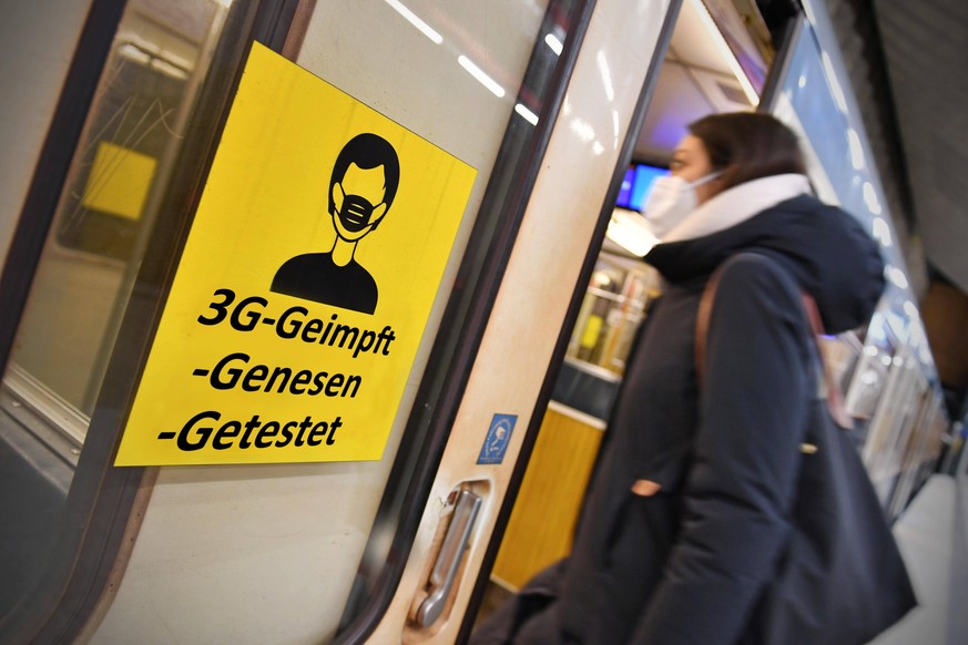 Die 3G-Regel gilt voraussichtlich schon ab Mittwoch bundesweit: Eine Frau steigt in eine U-Bahn der MVG in München – Zutritt nur geimpft, genesen oder mit gültigem Corona-Schnelltest.