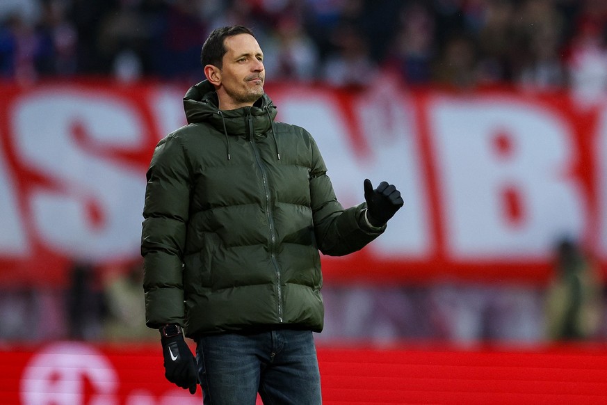 13.01.2024, Sachsen, Leipzig: Fußball, Bundesliga, 17. Spieltag, RB Leipzig - Eintracht Frankfurt, Red-Bull-Arena: Frankfurts Trainer Dino Toppmöller gestikuliert an der Seitenlinie. (zu dpa: «Fehlsta ...