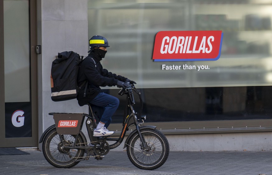 Fahrradkurier des Schnelllieferdienst Gorillas, liefert Lebensmittel, in zur Zeit über 20 deutschen Städten aus, innerhalb von 10 Minuten, Bestellungen über eine App, Bochum, NRW, Deutschland,