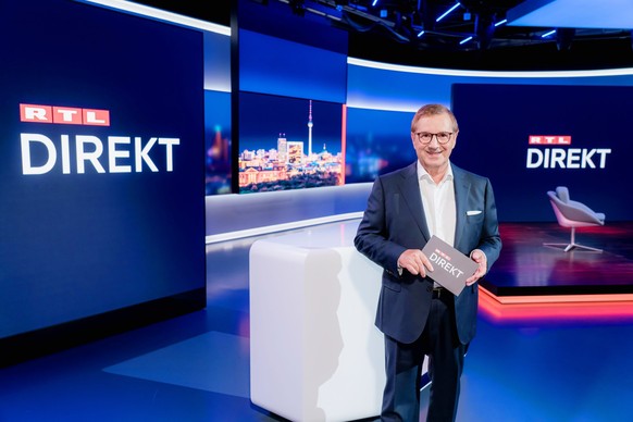 HANDOUT - 16.08.2021, Berlin: &#039;RTL Direkt&#039;-Moderator Jan Hofer steht im Studio der Nachrichtensendung. Die neue Nachrichtensendung �RTL Direkt� mit dem fr�heren ARD-�Tagesschau� soll eine Ko ...