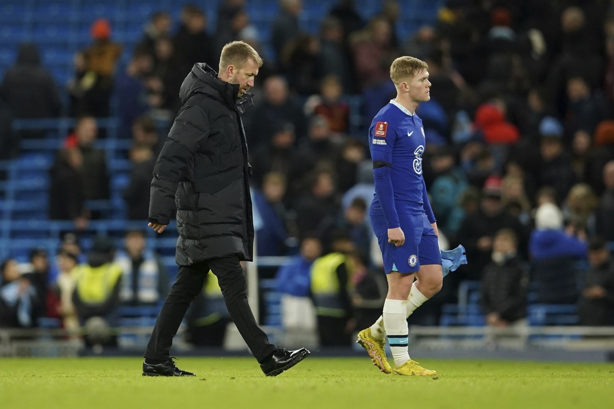Chelsea&#039;s head coach Graham Potter, left, walks at the end of the English FA Cup soccer match between Manchester City and Chelsea at the Etihad Stadium in Manchester, England, Sunday, Jan. 8, 202 ...