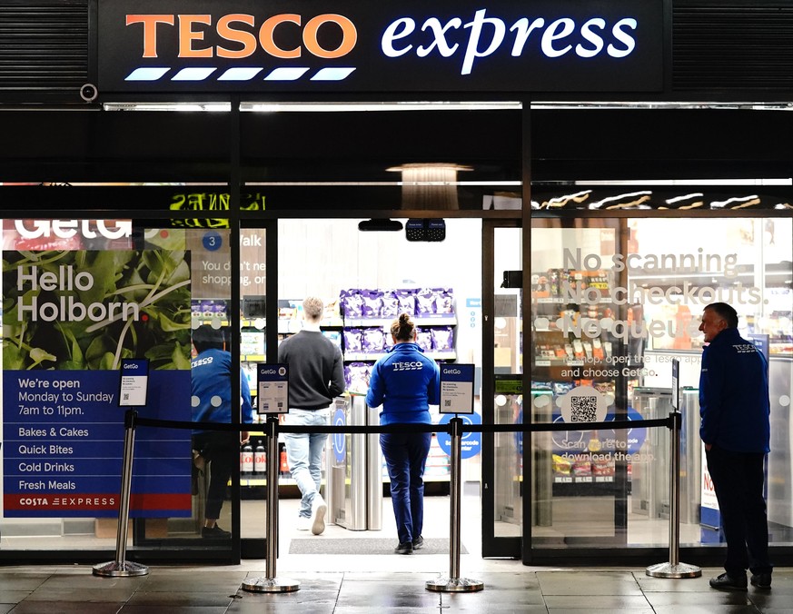 Tesco Frictionless Store. EMBARGOED TO 0001 TUESDAY OCTOBER 19 Staff prepare a Tesco GetGo store, Tesco&#039;s first Frictionless Store in Holborn, London, before it opens tomorrow morning. Issue date ...