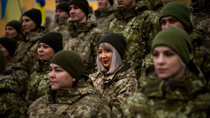 In der Ukraine gibt es viele Soldatinnen, die derzeit gegen die russischen Truppen kämpfen.
