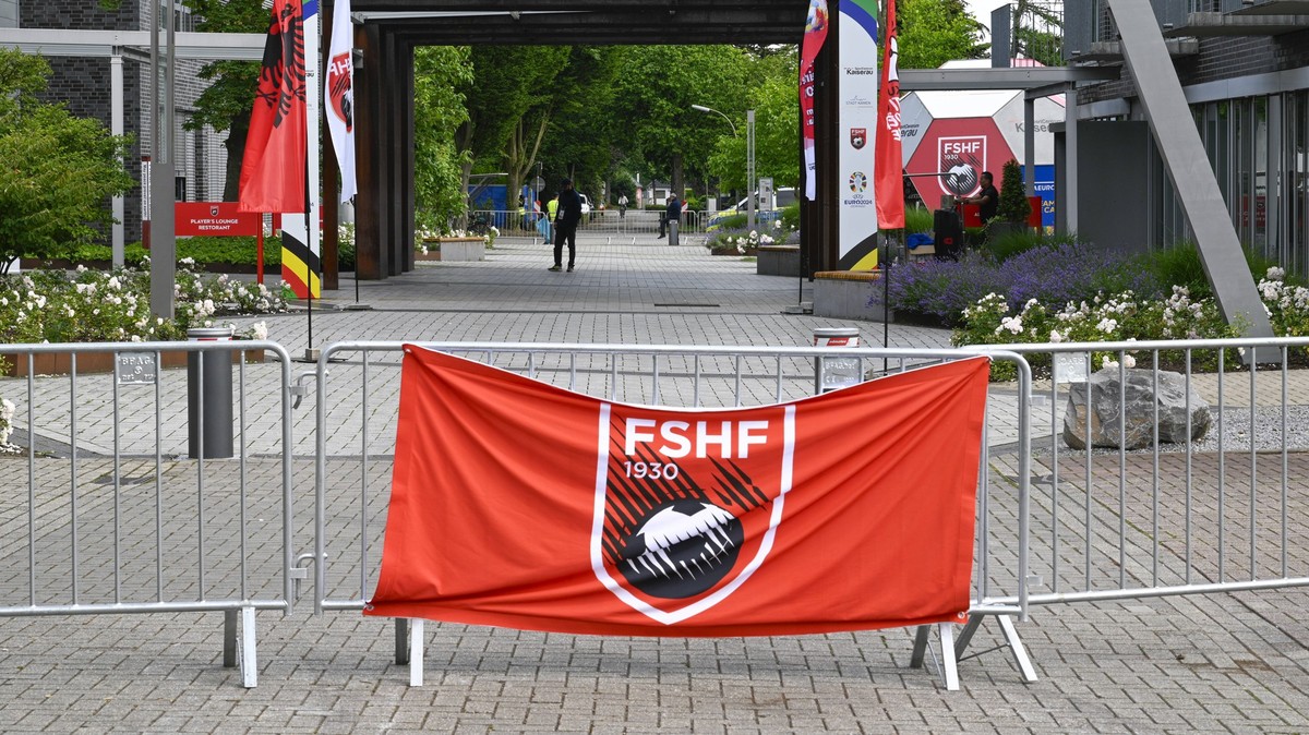 UEFA Euro 2024, Banner am Eingang zum Sportcentrum Kaiserau, Quartier der Fu
