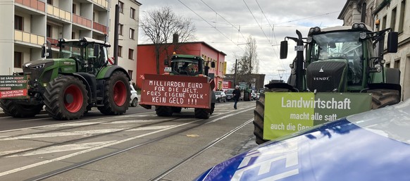 24.02.2024, Sachsen-Anhalt, Magdeburg: Traktoren blockieren eine Stra�e. Der Protest fand am Rande einer Veranstaltung mit Gr�nen-Parteichefin Lang statt. Foto: Simon Kremer/dpa +++ dpa-Bildfunk +++