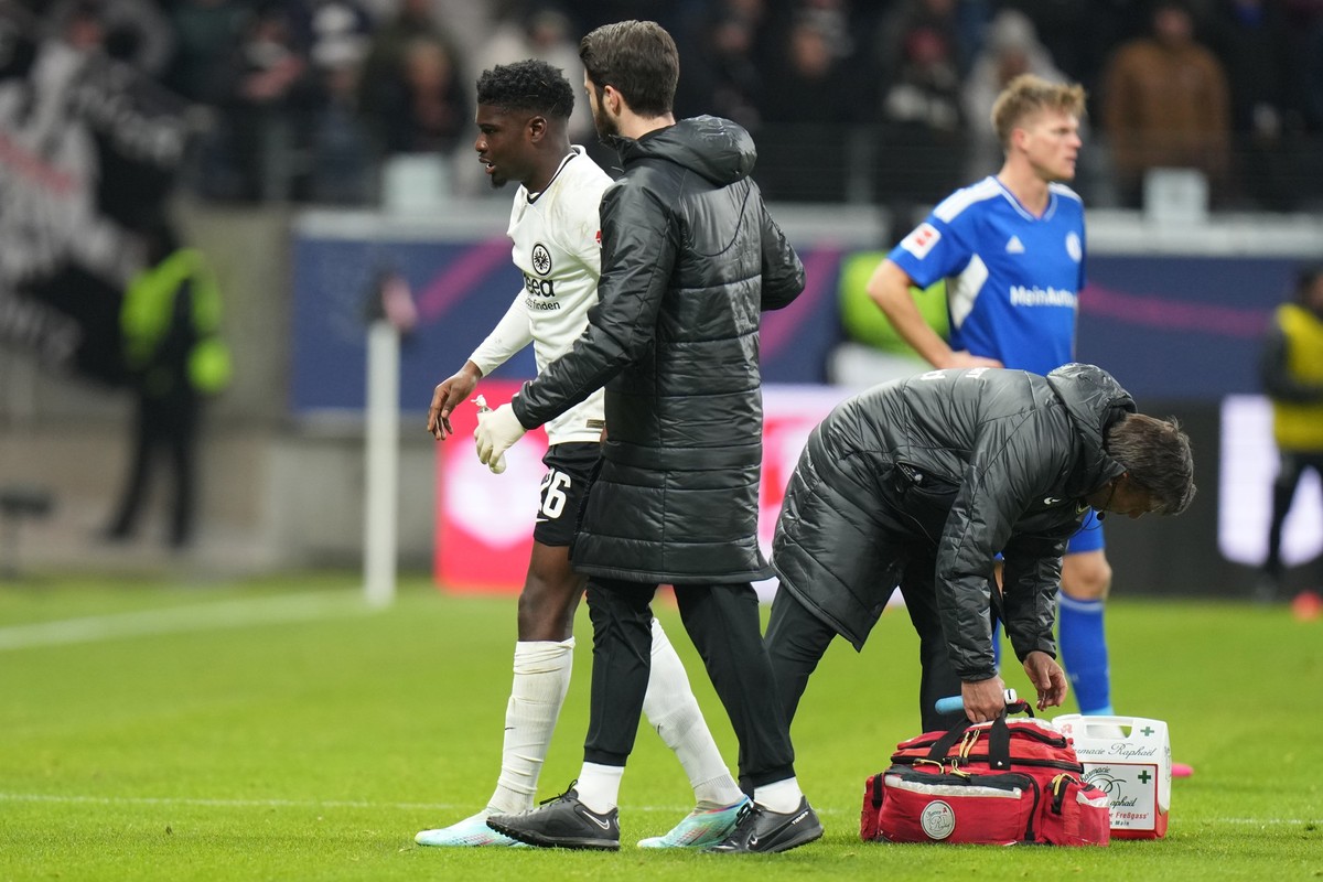 21.01.2023, Hessen, Frankfurt/M.: Fu�ball: Bundesliga, Eintracht Frankfurt - FC Schalke 04, 16. Spieltag, Deutsche Bank Park. Frankfurts Eric Junior Dina Ebimbe geht verletzt vom Platz. Foto: Thomas F ...