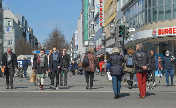 Straßenszene, Einkaufsstraße, Menschen mit Gesichtsmasken, Wilmersdorfer Straße, Charlottenburg, Berlin, Deutschland *** Street scene, shopping street, people with face masks, Wilmersdorfer Straße, Ch ...