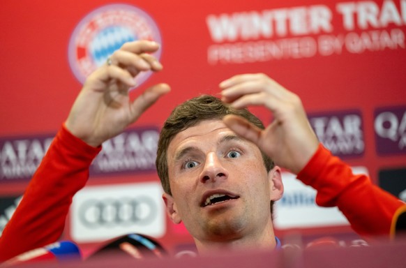 09.01.2023, Katar, Doha: Thomas Müller nimmt an einer Pressekonferenz des FC Bayern München teil. Der Verein absolviert bis zum 12.01.2023 sein Winter-Trainingslager in Doha (Katar). Foto: Peter Kneff ...