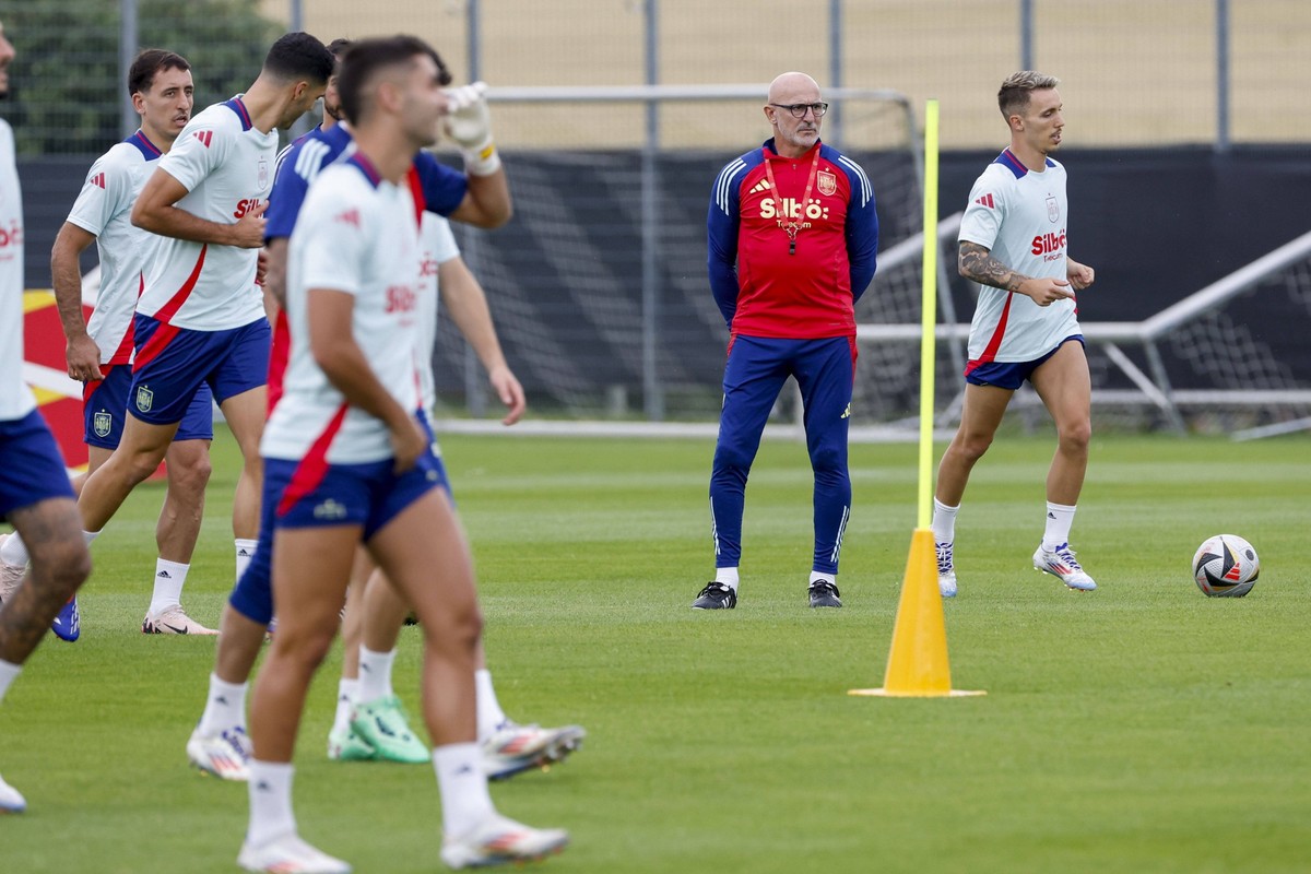 Spain s head coach Luis de la Fuente 2-R leads a training session in Donaueschingen, Germany, 10 July 2024. SPain will play the EURO2024 final after defeating France 2-1 on 09 July. Spain s training s ...