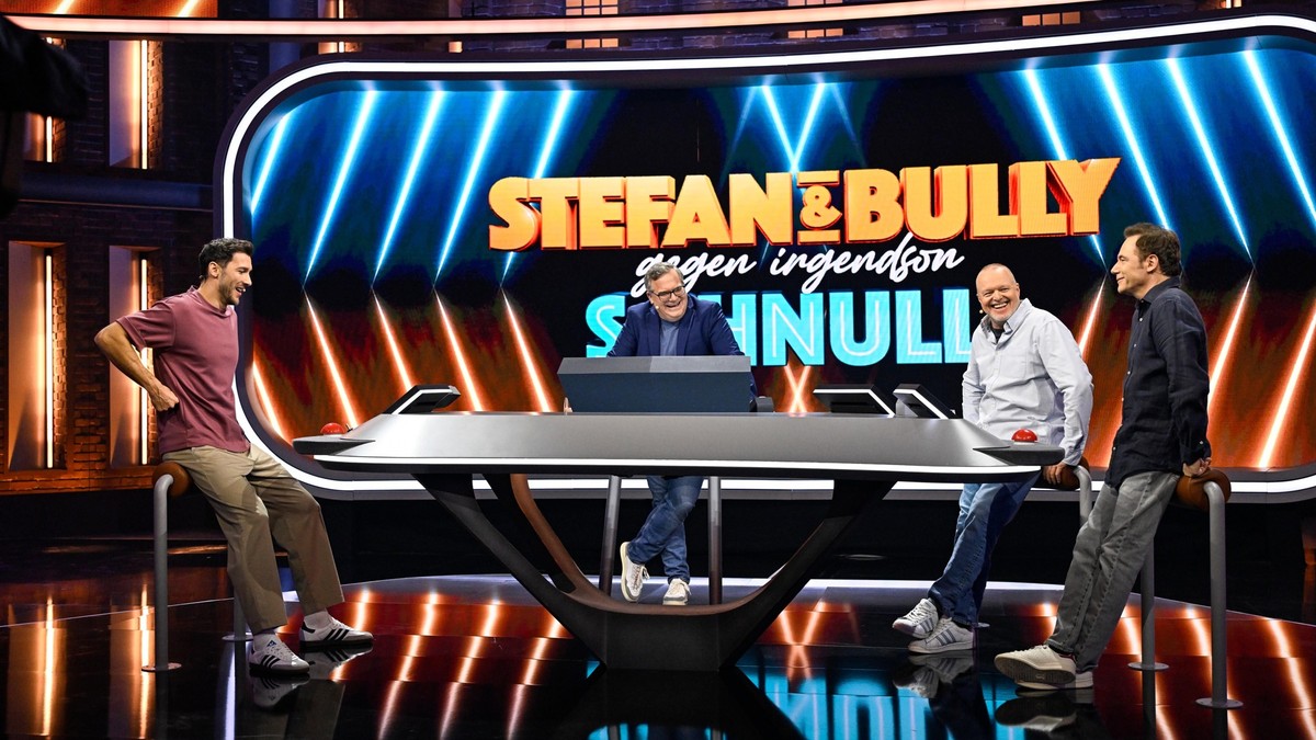 HANDOUT - 21.12.2024, ---: Die von RTL zur Verfügung gestellte Aufnahme zeigt Marc (l-r), Moderator Elton, Stefan Raab und Michael Bully Herbig bei der Fernsehsendung «Stefan und Bully gegen irgendson ...
