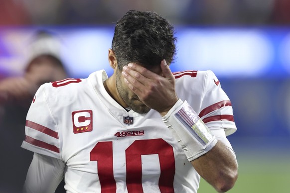 ARCHIV - 30.01.2022, USA, Inglewood: American Football: Profiliga NFL, Los Angeles Rams - San Francisco 49ers; Play-off-Runde, Halbfinale: Jimmy Garoppolo von den San Francisco 49ers verl�sst das Spie ...