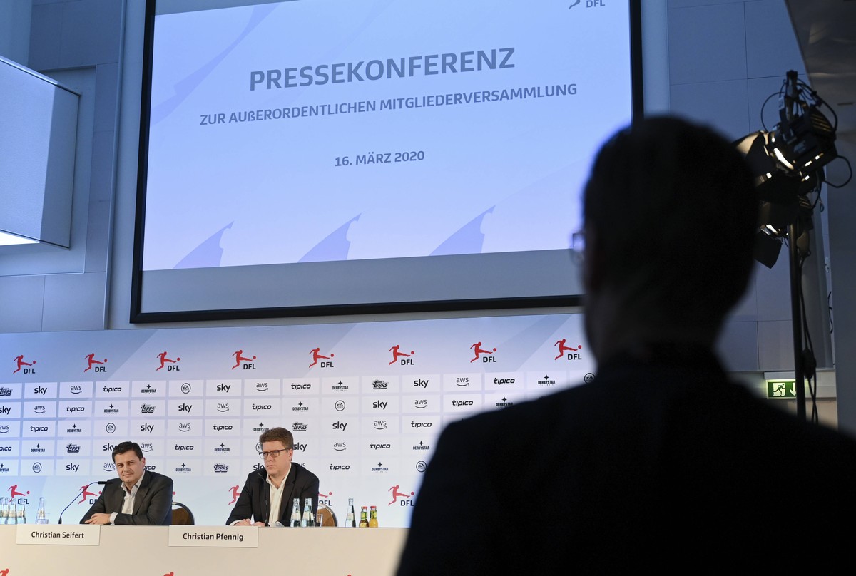 DFL-Pressekonferenz am 16. März in Frankfurt/Main mit den DFL-Christians Seifert (l.) und Pfennig.