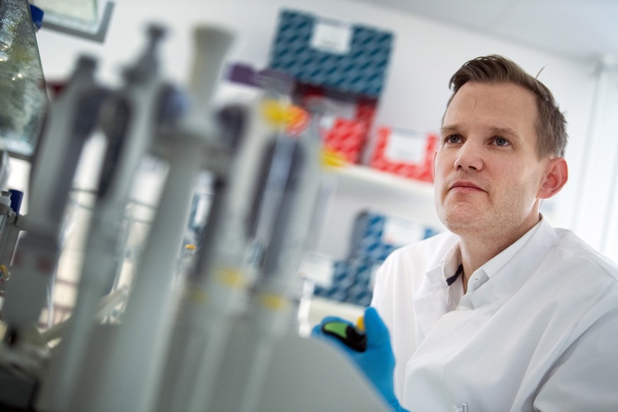 ARCHIV - 30.03.2020, Nordrhein-Westfalen, Bonn: Hendrik Streeck, Direktor des Institut für Virologie an der Uniklinik in Bonn, steht in einem Labor seines Institutes. Streeck kann im Verlauf der Coron ...