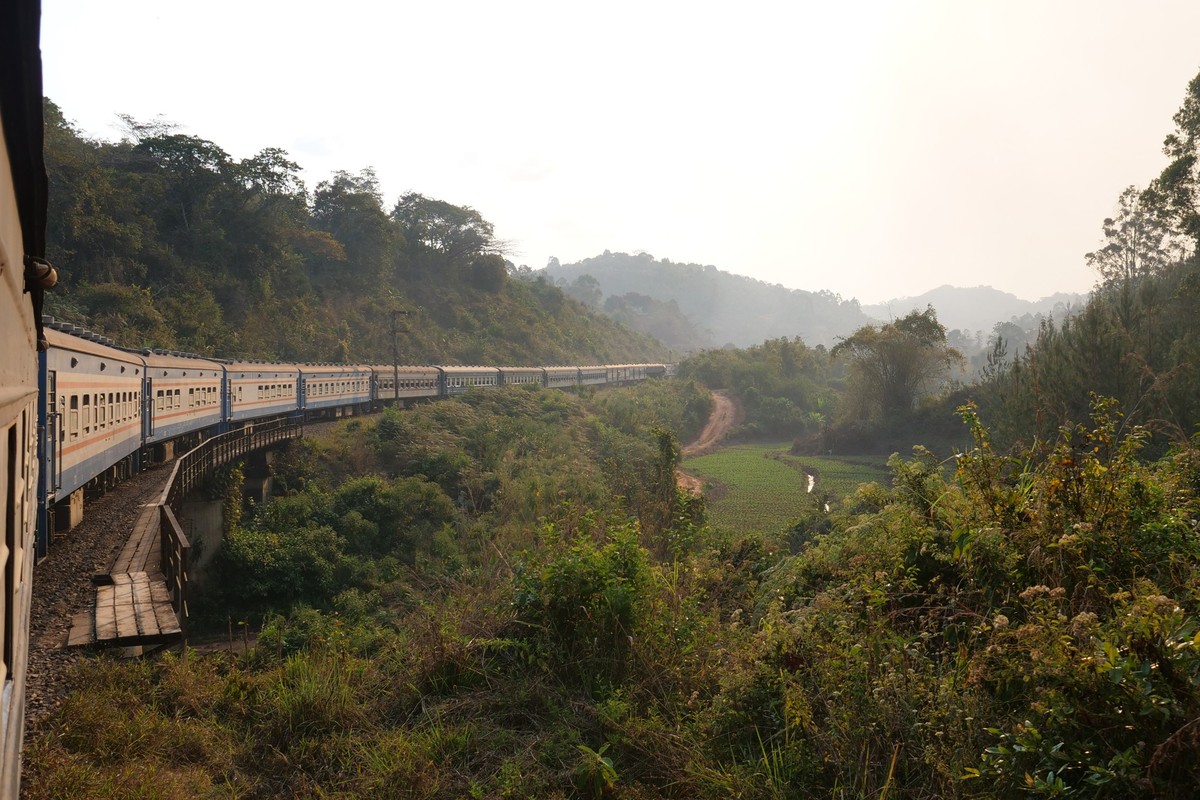 ARCHIV - Schlängelt sich durch den Süden Tansanias: die Tazara, bekannt auch unter dem Namen Tanzania-Zambia-Railway. (zu dpa: «Abenteuer Tazara: Im Zug von Tansania nach Sambia») Foto: Julian Hilgers ...