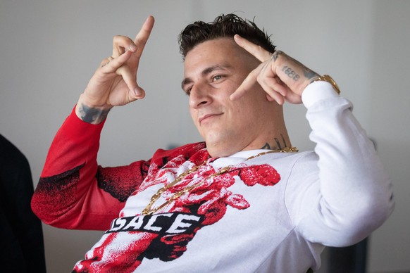 23.06.2020, Hamburg: Der Rapper Gzuz, Mitglied der Hamburger Hip-Hop-Gruppe 187 Strassenbande, sitzt im provisorischen Gerichtssaal im Strafjustizgebäude. Dem Musiker werden unter anderem Verstöße geg ...