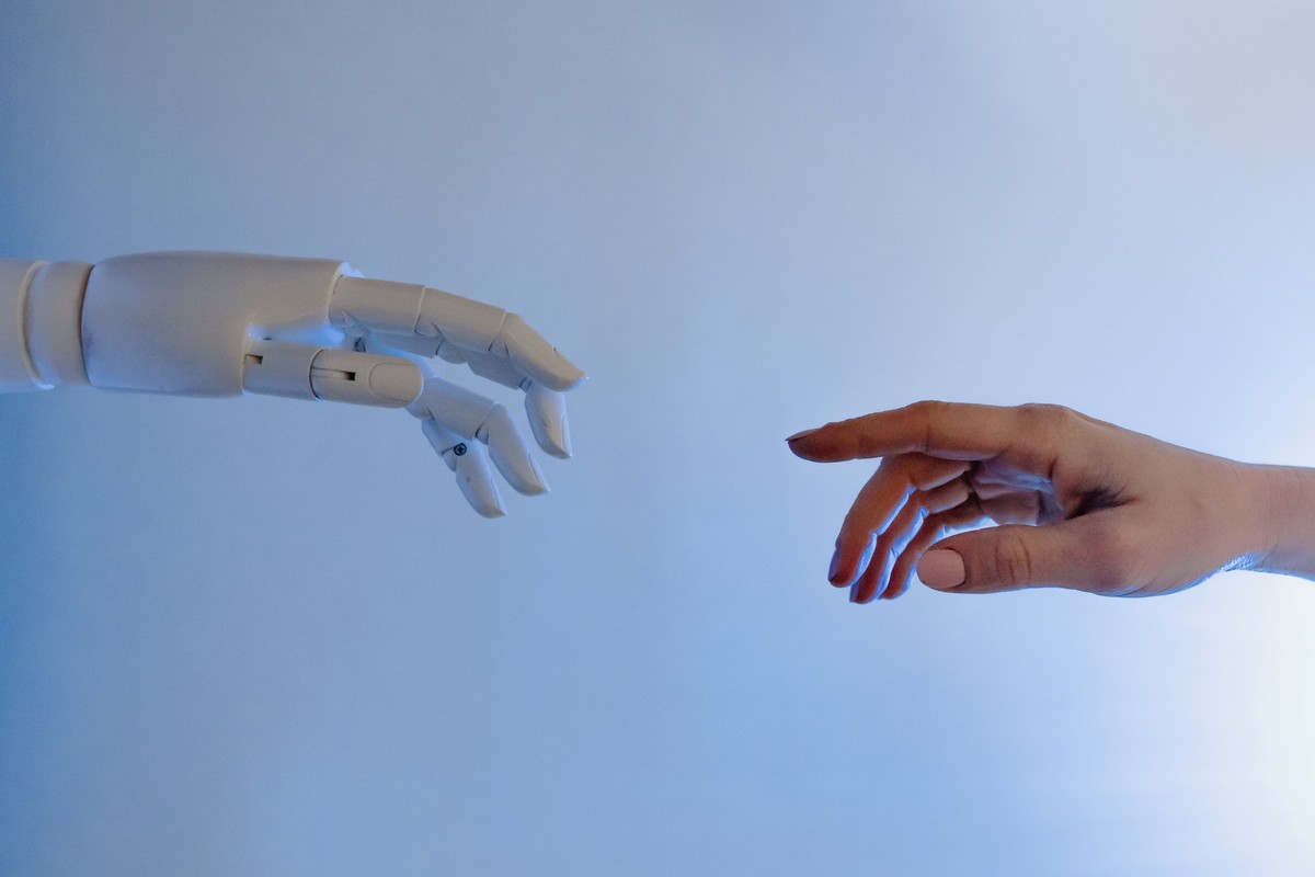 Mensch und Roboter Hände