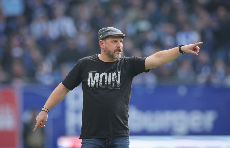 03.03.2024, Hamburg: Fußball: 2. Bundesliga, 24. Spieltag, Hamburger SV - VfL Osnabrück, im Volksparkstadion. Hamburgs Trainer Steffen Baumgart gestikuliert am Spielfeldrand. Foto: Christian Charisius ...