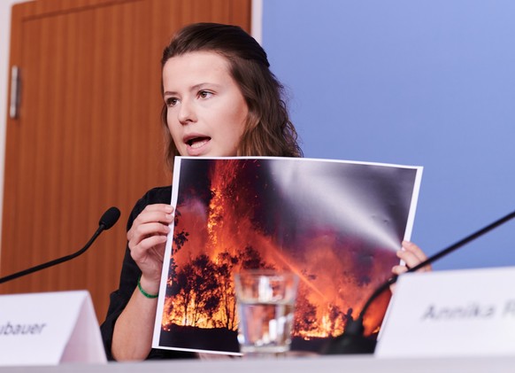 13.09.2022, Berlin: Die Klimaaktivistin Luisa Neubauer spricht in der Pressekonferenz von Fridays for Future im Haus der Bundespressekonferenz und zeigt ein Bild eines Waldbrandes. Eine Woche vor dem  ...