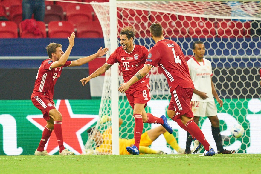 Budapest, Hungary, 24th September 2020. Javi MARTINEZ, FCB 8 scores, shoots 2-1 goal for , Tor, Treffer, celebrates his goal, happy, laugh, celebration,with Thomas MUELLER, M