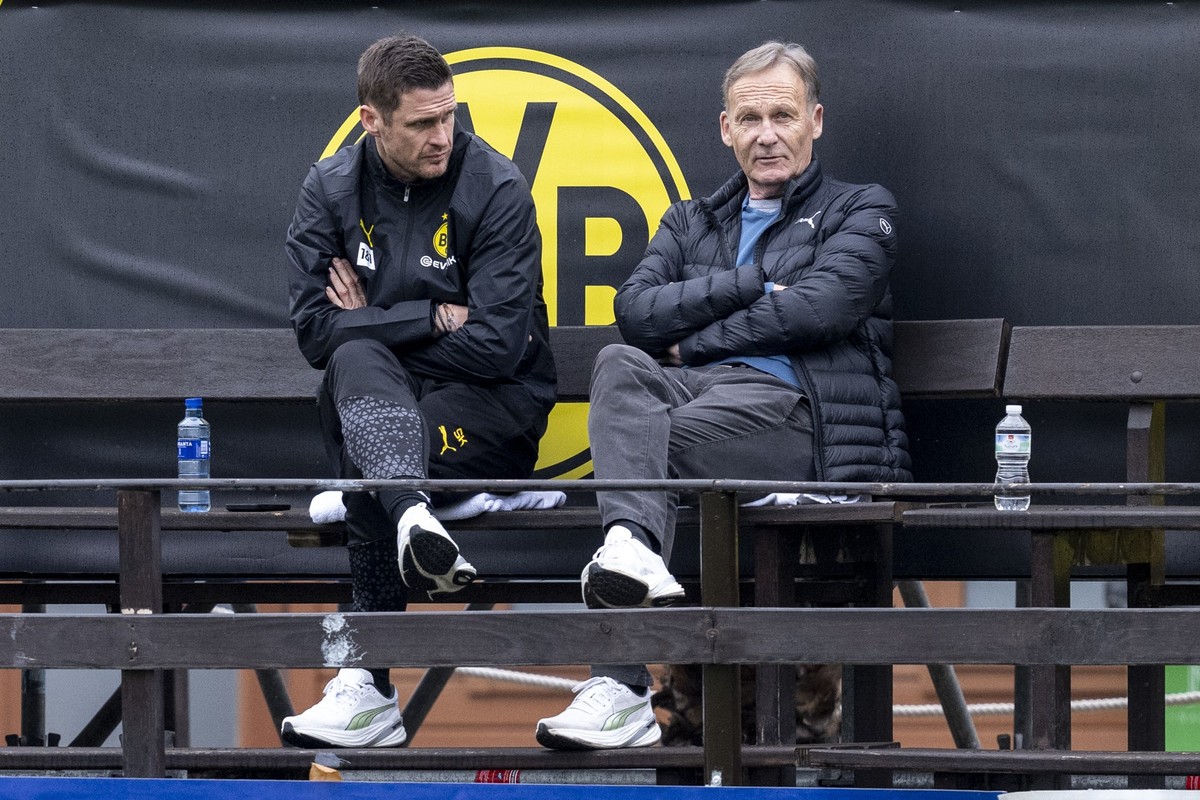 04.01.2024, Spanien, Marbella: Fußball: Bundesliga, Trainingslager Borussia Dortmund: Sportdirektor Sebastian Kehl (l.) und Geschäftsführer Hans Joachim Watzke beobachten das Training. Foto: David Ind ...
