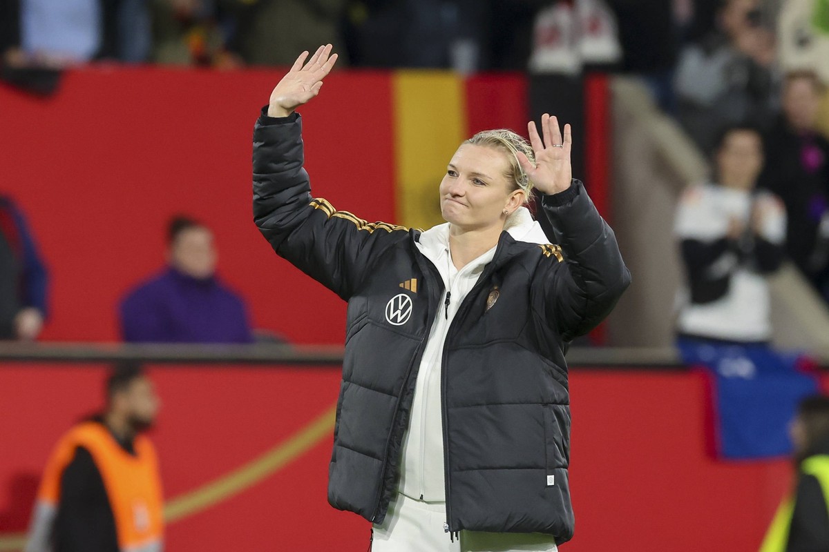 Sport Bilder des Tages Alexandra Popp Germany winkt den Fans zu und verabschiedet sich nach ihrem letzten Laenderspiel, Women s International Friendly, L�nderspiel, Nationalmannschaft Germany v Austra ...