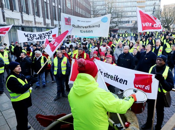 27.02.2023, Nordrhein-Westfalen, Essen: Mit Trommelschl�gen und einem Transparent &quot;Wir sind es wert&quot; beteiligen sich Gewerkschaftsmitglieder an einer Streik-Kundgebung von Verdi. Die Gewerks ...
