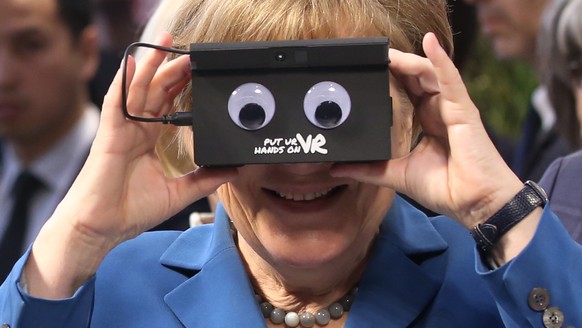 Angela Merkel mit Datenbrille.