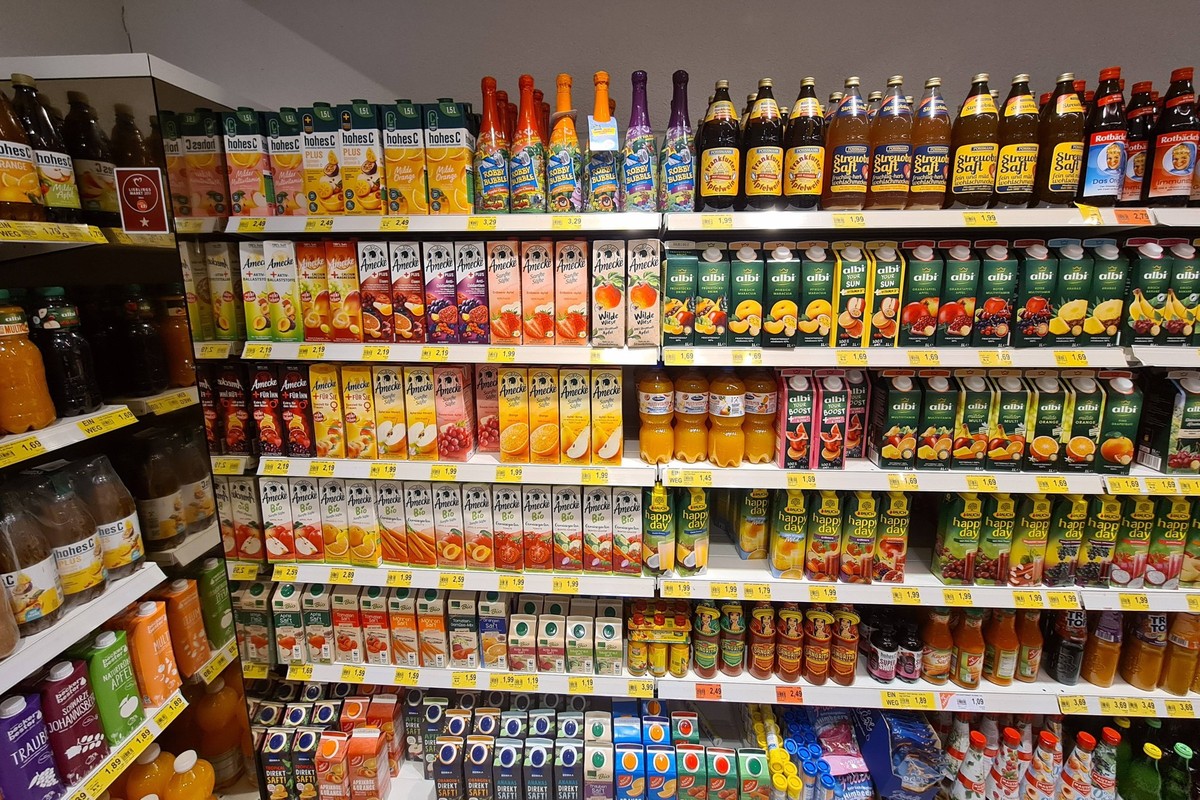 Herschbach Themenfoto: Nahrung, Lebensmittel, Versorgung, Supermarkt, Edeka, 25.01.2023 Edeka-Regal mit Fruchtsaeften, Themenfoto: Nahrung, Lebensmittel, Versorgung, Supermarkt, Edeka, 25.01.2023 ***  ...