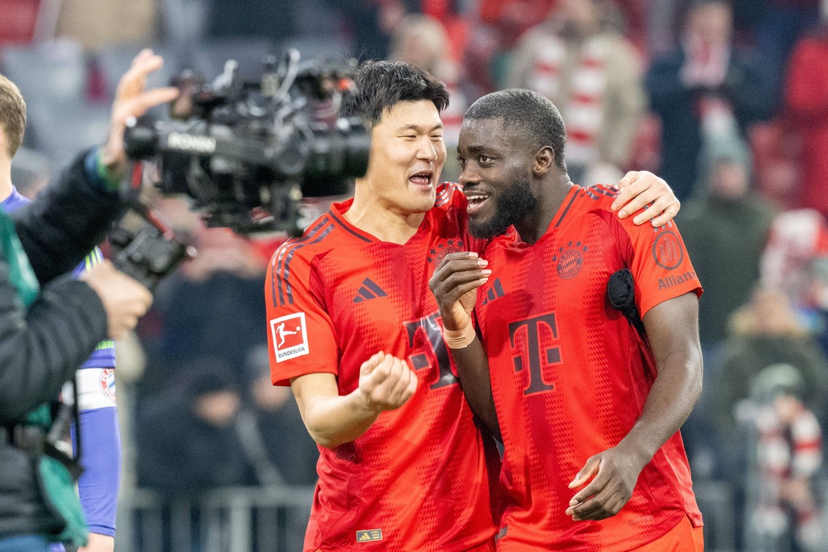 Siegesjubel, Minjae Kim 3 FC Bayern Muenchen, Dayot Upamecano 2 FC Bayern Muenchen, FC Bayern Muenchen vs. SV Werder Bremen, Fussball, Bundesliga, 21. Spieltag, 07.02.2025 DFB regulations prohibit any ...