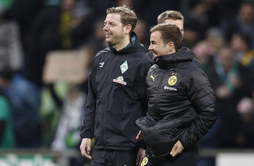 22.02.2020, wohninvest WESERSTADION, Bremen, Ligaspiel, 1. Bundesliga, SV Werder Bremen vs Borussia Dortmund, im Bild Florian Kohfeldt Trainer, Bremen und Mario Goetze 10, Dortmund lachen zusammen DFL ...