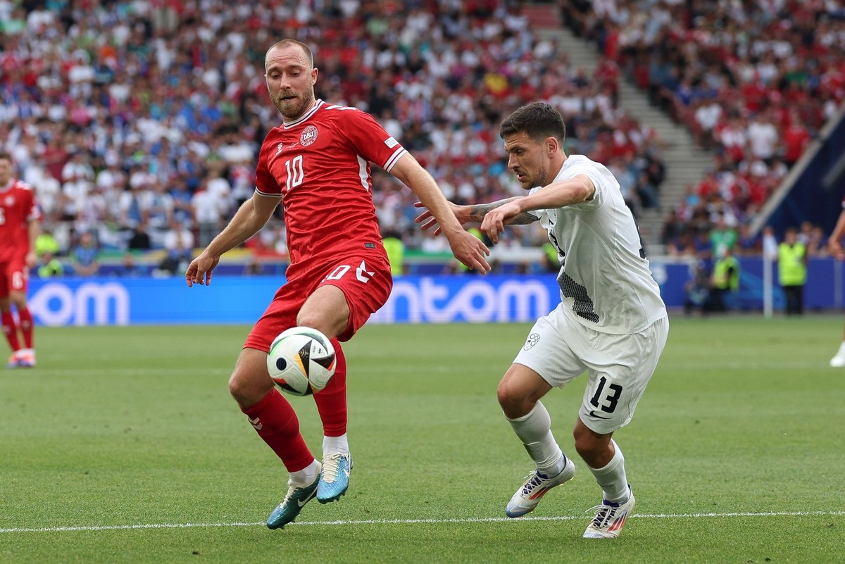 im Zweikampf, Aktion, mit Christian Eriksen 10 Daenemark, Erik Janza 13 Slowenien, Slowenien vs. Daenemark, Fussball, UEFA EURO, EM, Europameisterschaft,Fussball 2024, Gruppenphase, 1. Spieltag, 16.06 ...