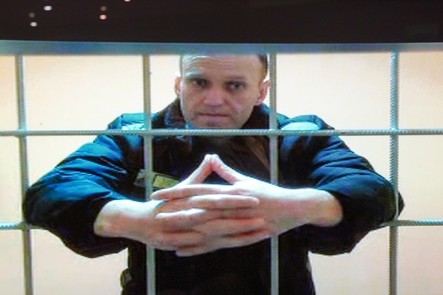 ARCHIV - 24.05.2022, Russland, Moskau: Alexej Nawalny, russischer Oppositionspolitiker, wird in einem Gerichtssaal des Moskauer Stadtgerichts per Videoverbindung aus seiner Gefängniskolonie zu einer A ...