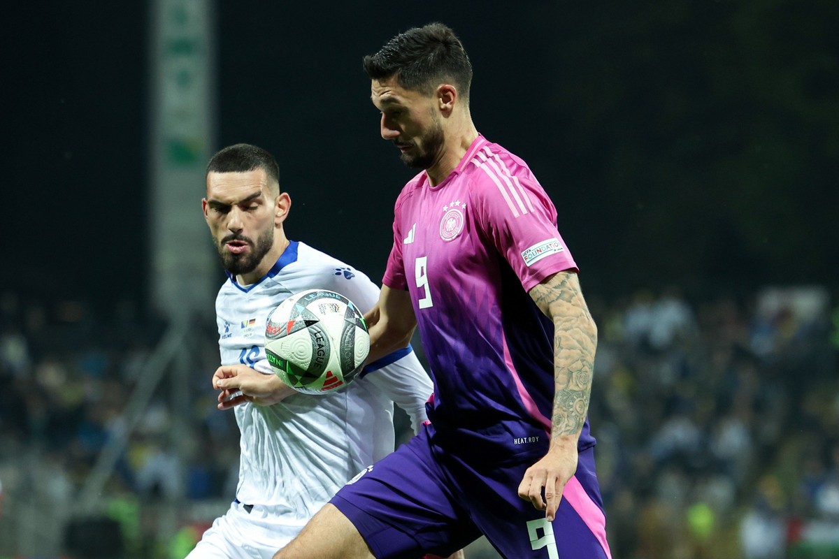 11.10.2024, Bosnien-Herzegowina, Zenica: Fu�ball, Nations League A, Bosnien-Herzegowina - Deutschland, Gruppenphase, Gruppe 3, 3. Spieltag, Stadion Bilino Polje, Deutschlands Tim Kleindienst (r) im Zw ...