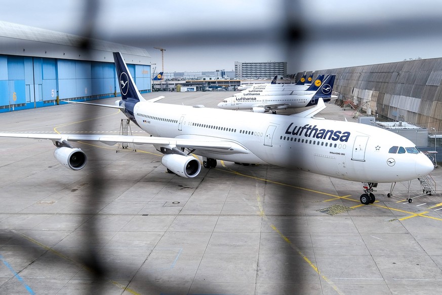 Frankfurt Die Gewerkschaft UFO Unabhaengige Flugbegleiter Organisation hat das Kabinenpersonal der Lufthansa zu einem Streik aufgerufen. Frankfurt am Main, 12.03.2024 Eine abgestellte Maschine der Luf ...
