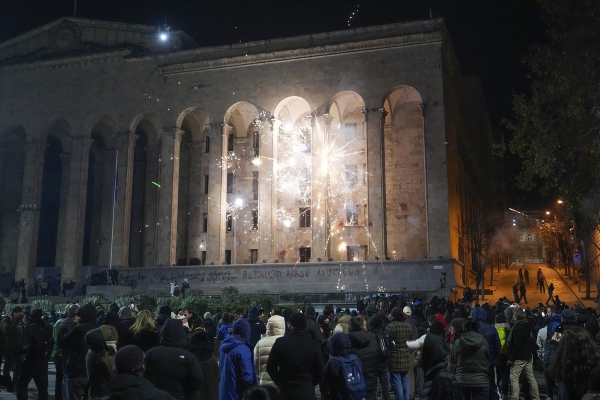 dpatopbilder - 08.12.2024, Georgien, Tiflis: Demonstranten werfen während einer Protestaktion gegen die Entscheidung der Regierung, die Verhandlungen über den Beitritt zur Europäischen Union auszusetz ...