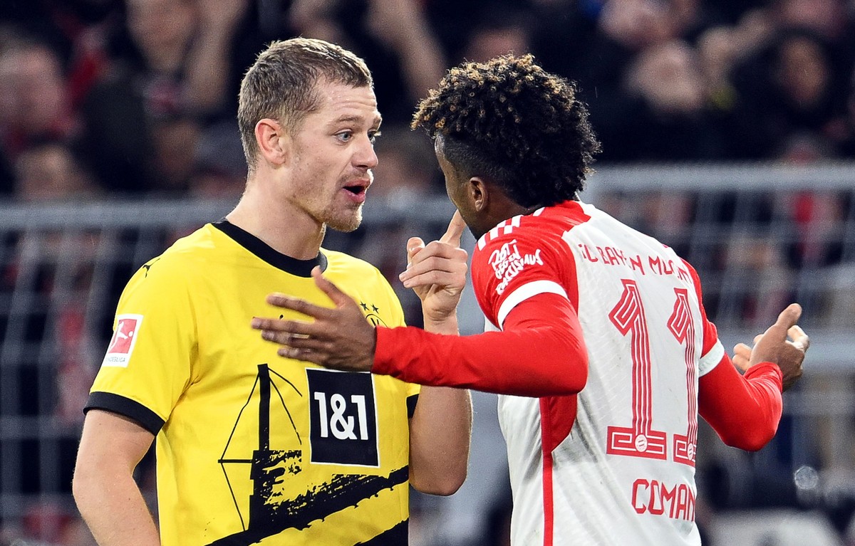 04.11.2023, Nordrhein-Westfalen, Dortmund: Fu�ball: Bundesliga, Borussia Dortmund - Bayern M�nchen, 10. Spieltag, im Signal Iduna Park. Dortmunds Julian Ryerson (l) und M�nchens Kingsley Coman geraten ...